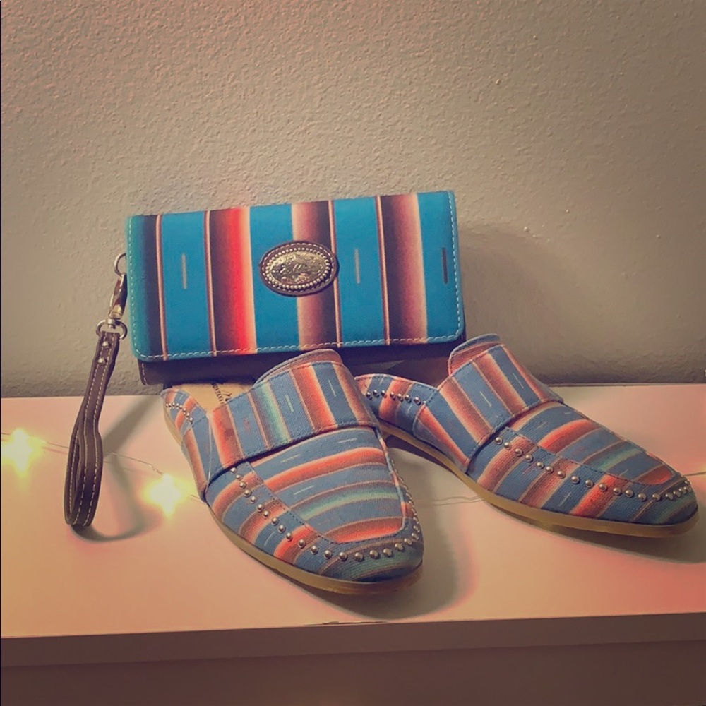 Purse, wristlet, and shoe set!
